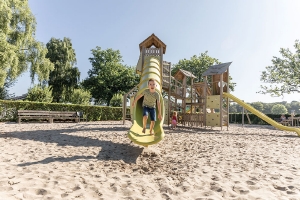 Mooie speeltoestellen op Camping Breehees Volop vertier mogelijk op camping Breehees in Noord-Brabant